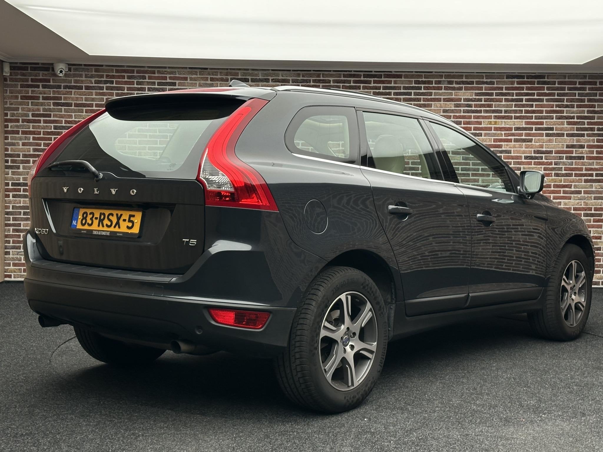 Volvo XC60 2.0 T5 Summum Pano| Lichte bekleding, 4 cilinders, XC60, 93 €/maand, SUV of Terreinwagen