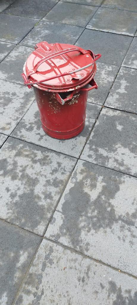 Vintage rode metalen emmer met deksel, Ophalen