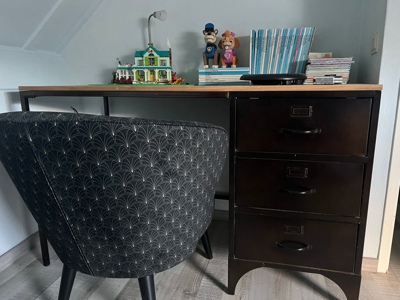 Bureau met lades - Hoogte 77cm, Breedte 126cm, Diepte 60cm, Ophalen, Met lades, Gebruikt, Hout