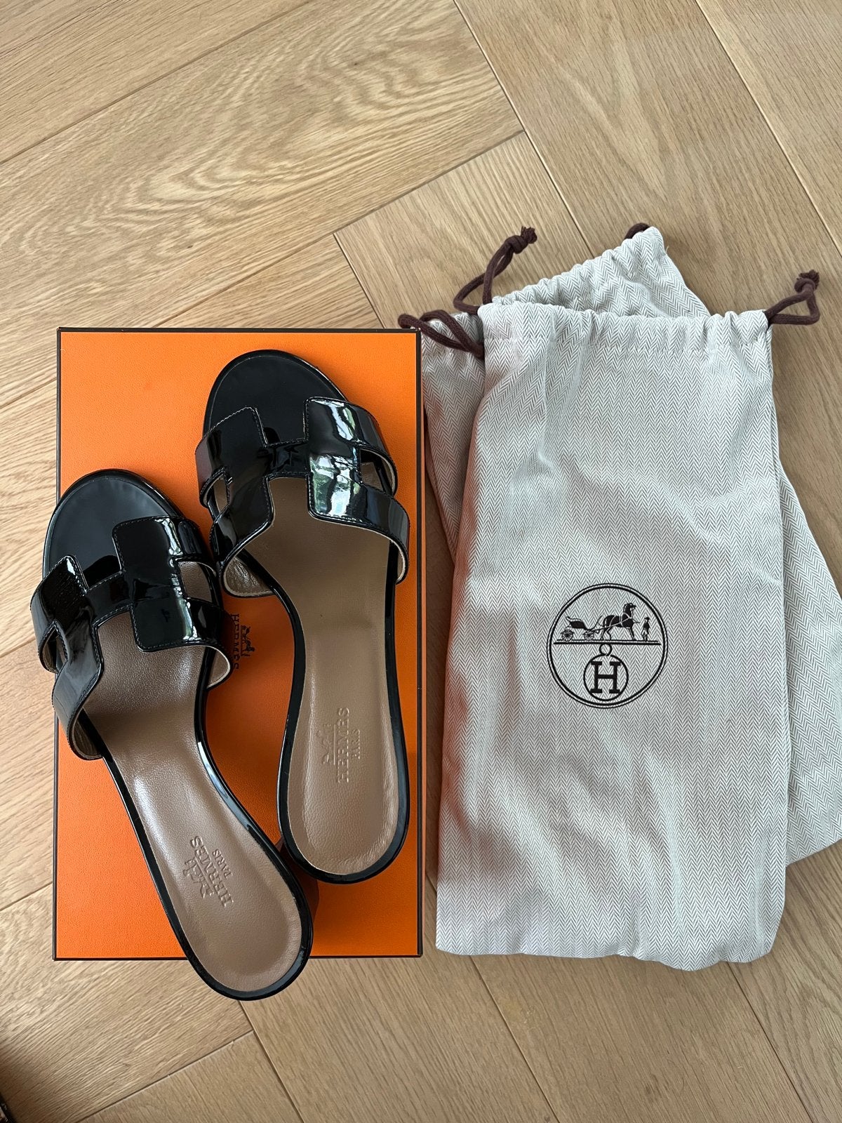 Nieuwe Hermès Oasis Sandalen Zwart Lakleer Maat 36, Zwart, Zo goed als nieuw, Sandalen of Muiltjes, Ophalen of Verzenden