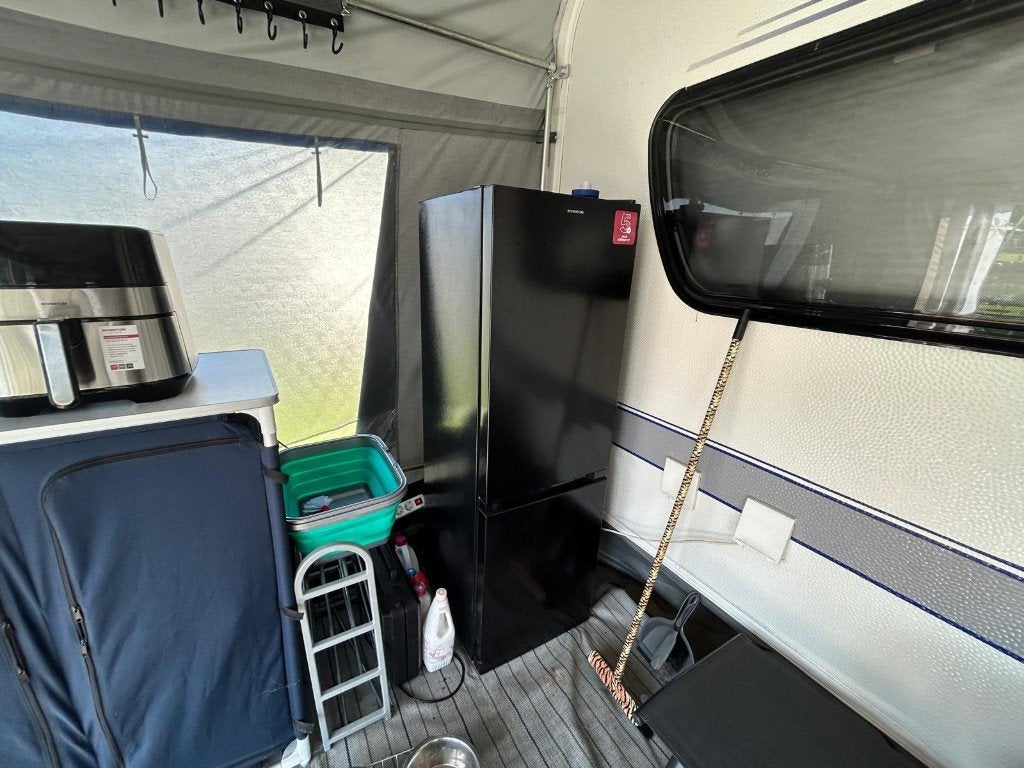 Foto 20 van Hobby 560 UFE, compleet met inventaris en voortent