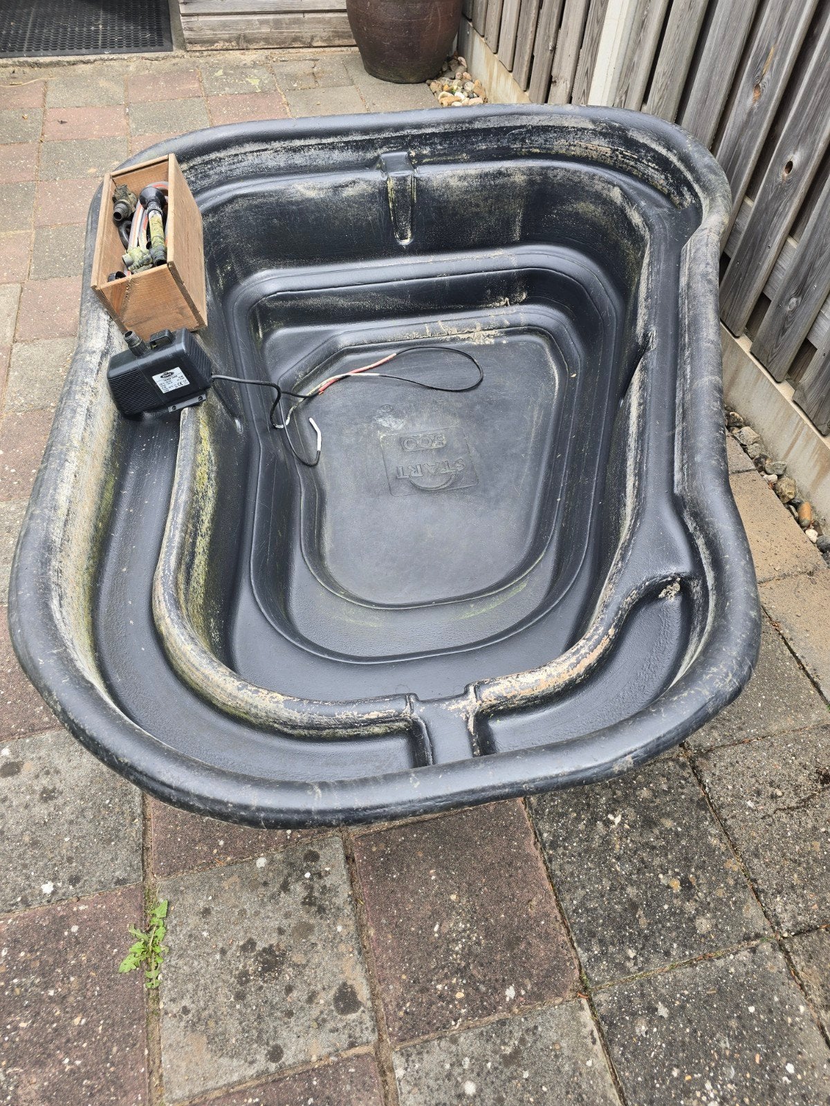 Vijver met pomp. Inhoud 500 liter water., Ophalen