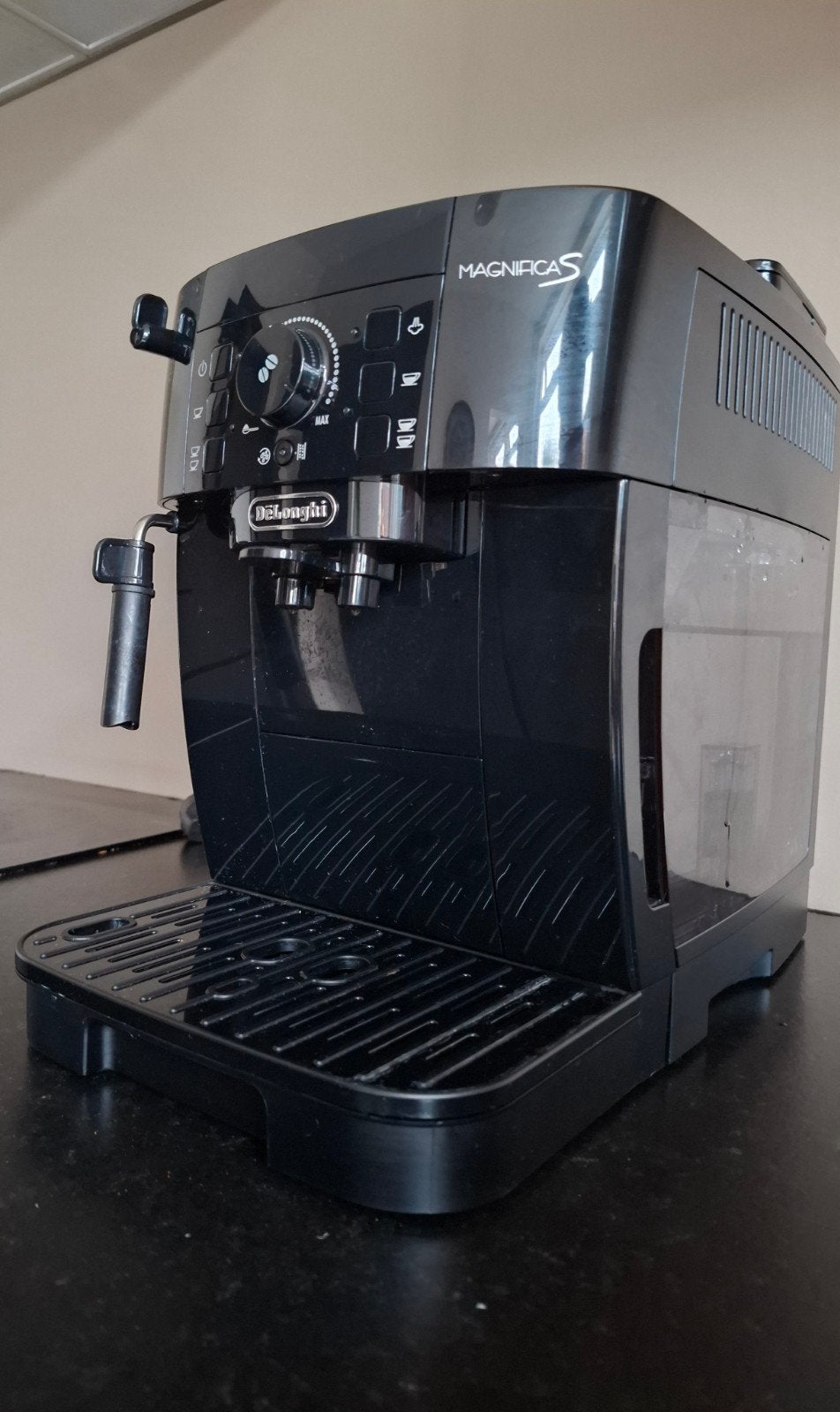 De'Longhi Magnifica S volautomatische koffie machine, Witgoed en Apparatuur, Koffiezetapparaten, Gebruikt, Afneembaar waterreservoir