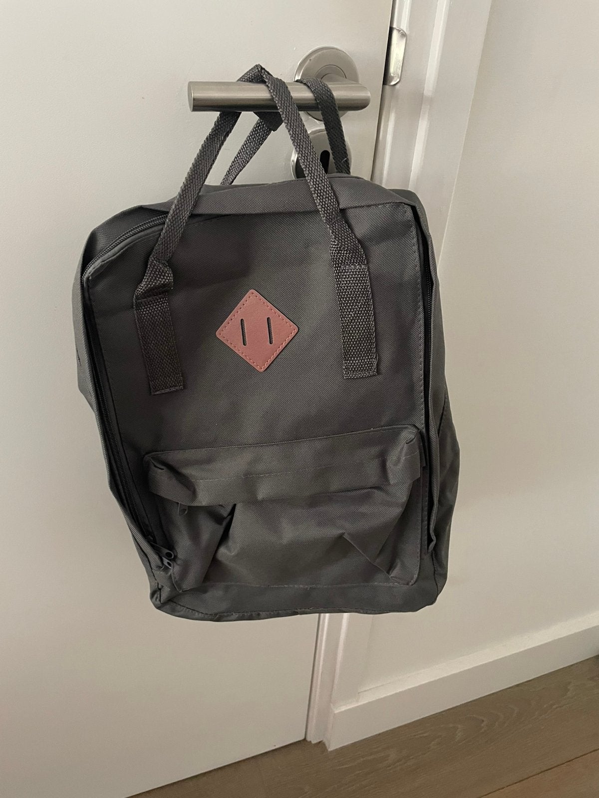 Grijze rugzak nieuw, Ophalen, 20 tot 30 cm, Minder dan 40 cm, Grijs