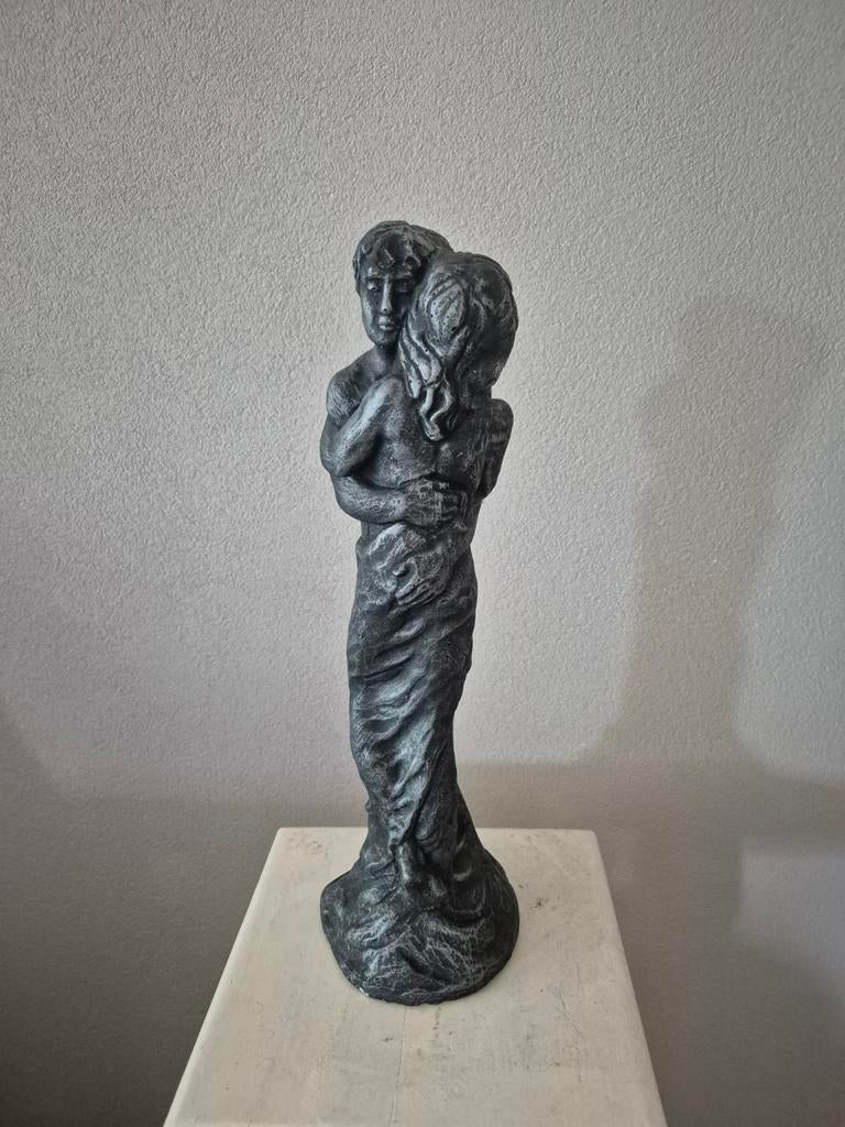 Beeld van omhelzend stel - 48 cm hoog, Ophalen, Groep mensen, Handgemaakt, 20 - 50 cm