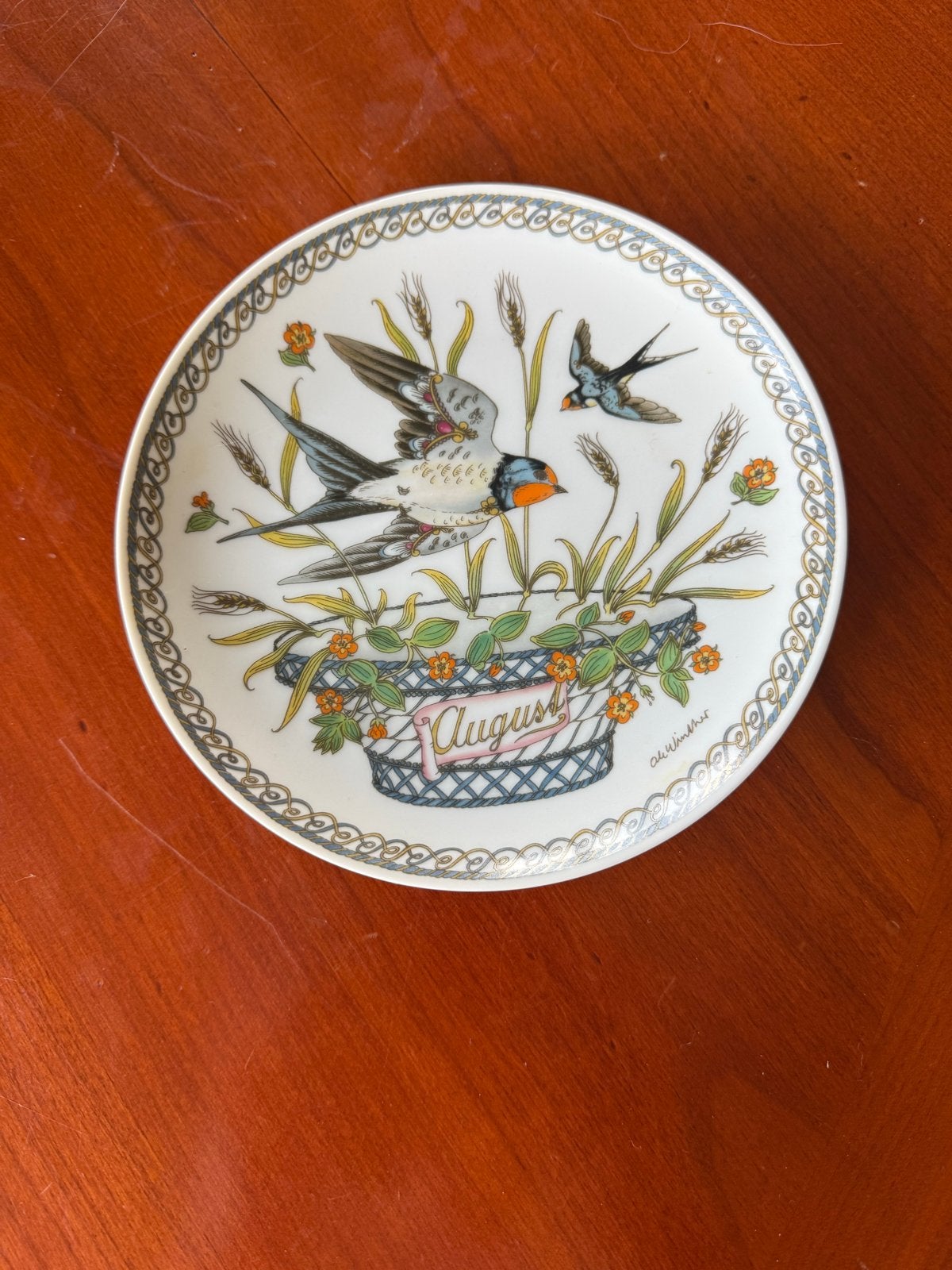 Wandbordje augustus met zwaluwen - Hutschenreuther, Gebruikt, Meerkleurig, Ophalen of Verzenden, Klassiek