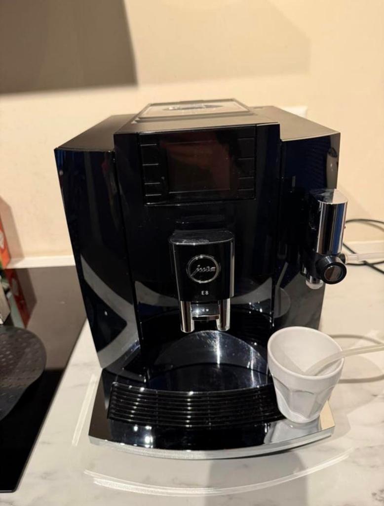 Jura E8 Piano Black (EB) incl reinigingstabletten, Witgoed en Apparatuur, Koffiezetapparaten, Ophalen, Zo goed als nieuw, Koffiemachine