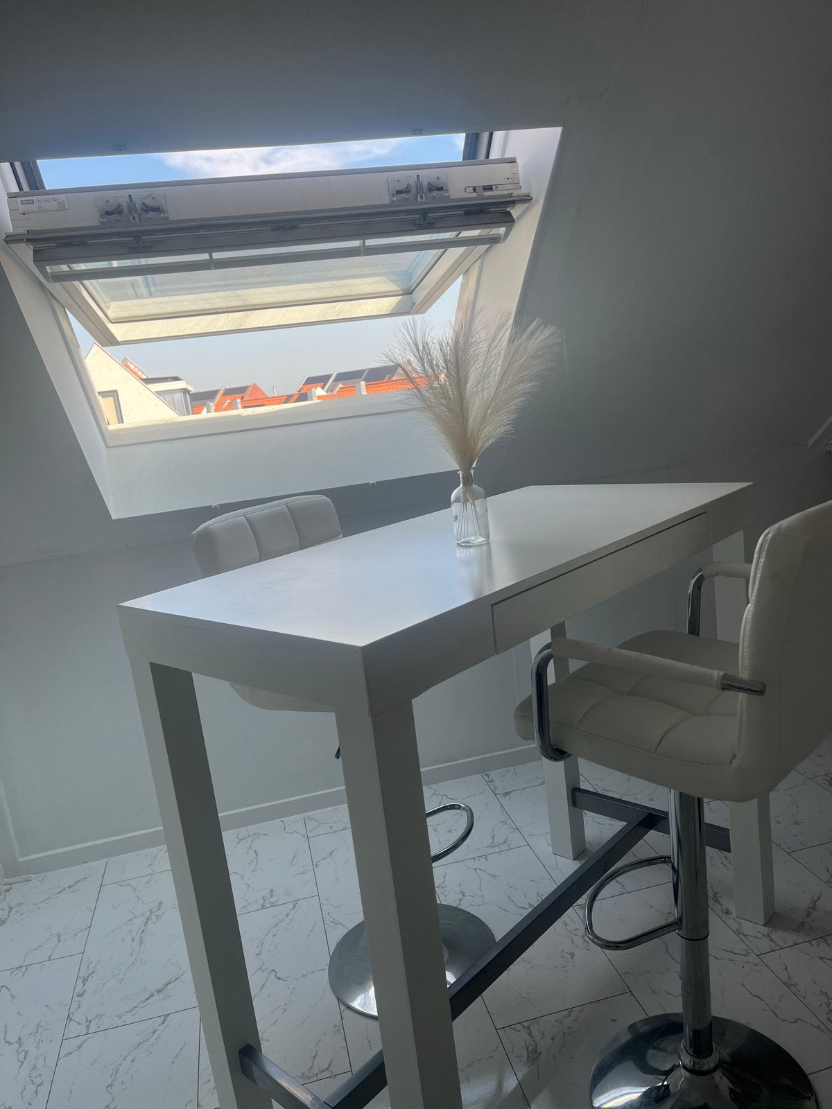 Witte bartafel met 2 barstoelen, Huis en Inrichting, Ophalen, Gebruikt, In hoogte verstelbaar, 90 cm of meer