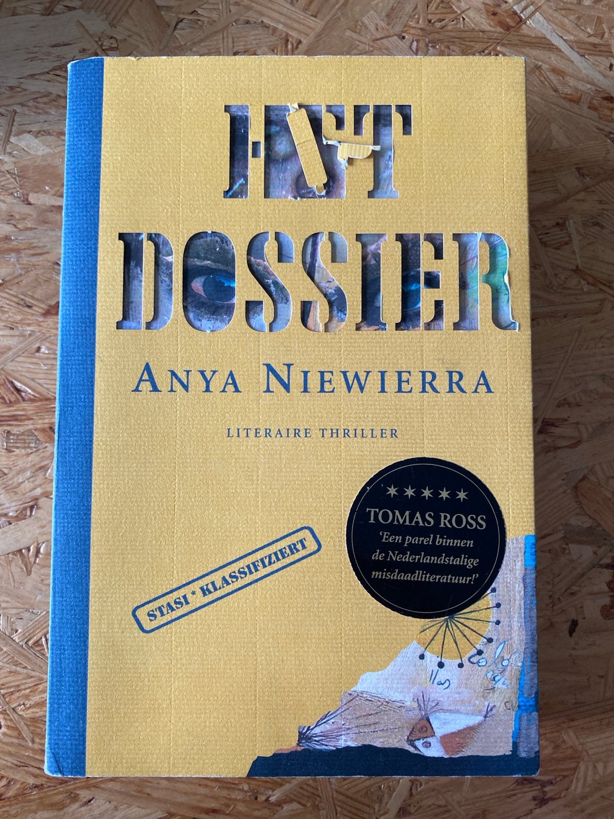 Het Dossier - Anya Niewierra (Literaire Thriller), Boeken, Thrillers, Ophalen of Verzenden, Gelezen, Nederland