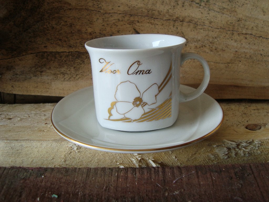 Kop en schotel voor oma, Huis en Inrichting, Keuken | Servies, Nieuw, Ophalen of Verzenden, Overige stijlen, Kop(pen) en/of Schotel(s)