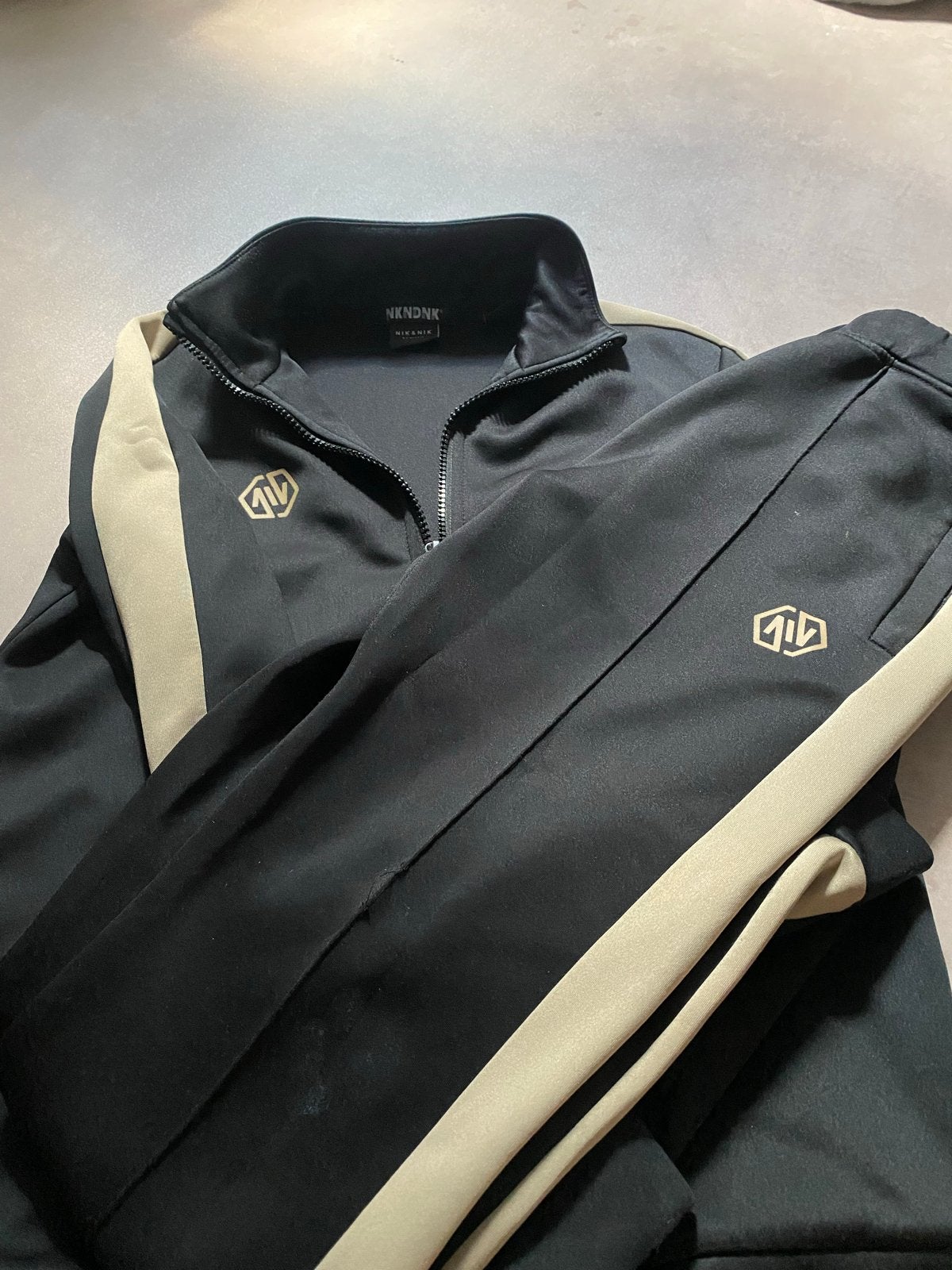 NKN DNK Trainingspak Zwart/Beige, Ophalen of Verzenden, Gebruikt, Jongen of Meisje, Sport- of Zwemkleding
