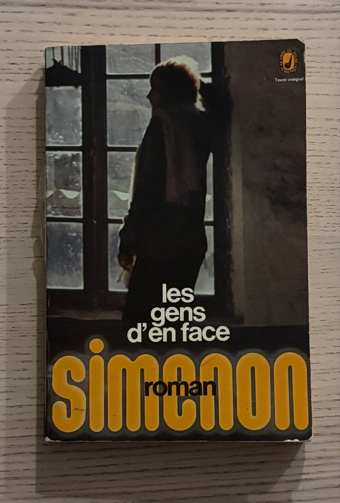 Les gens d'en face - Georges Simenon (Roman), Boeken, Ophalen of Verzenden, Gelezen