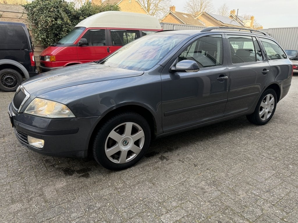 Skoda Octavia Combi 2.0 FSI Elegance 2006APK 7-26 CLIMA, CRU, Auto's, Skoda, 1300 kg, Gebruikt, 4 cilinders, Origineel Nederlands