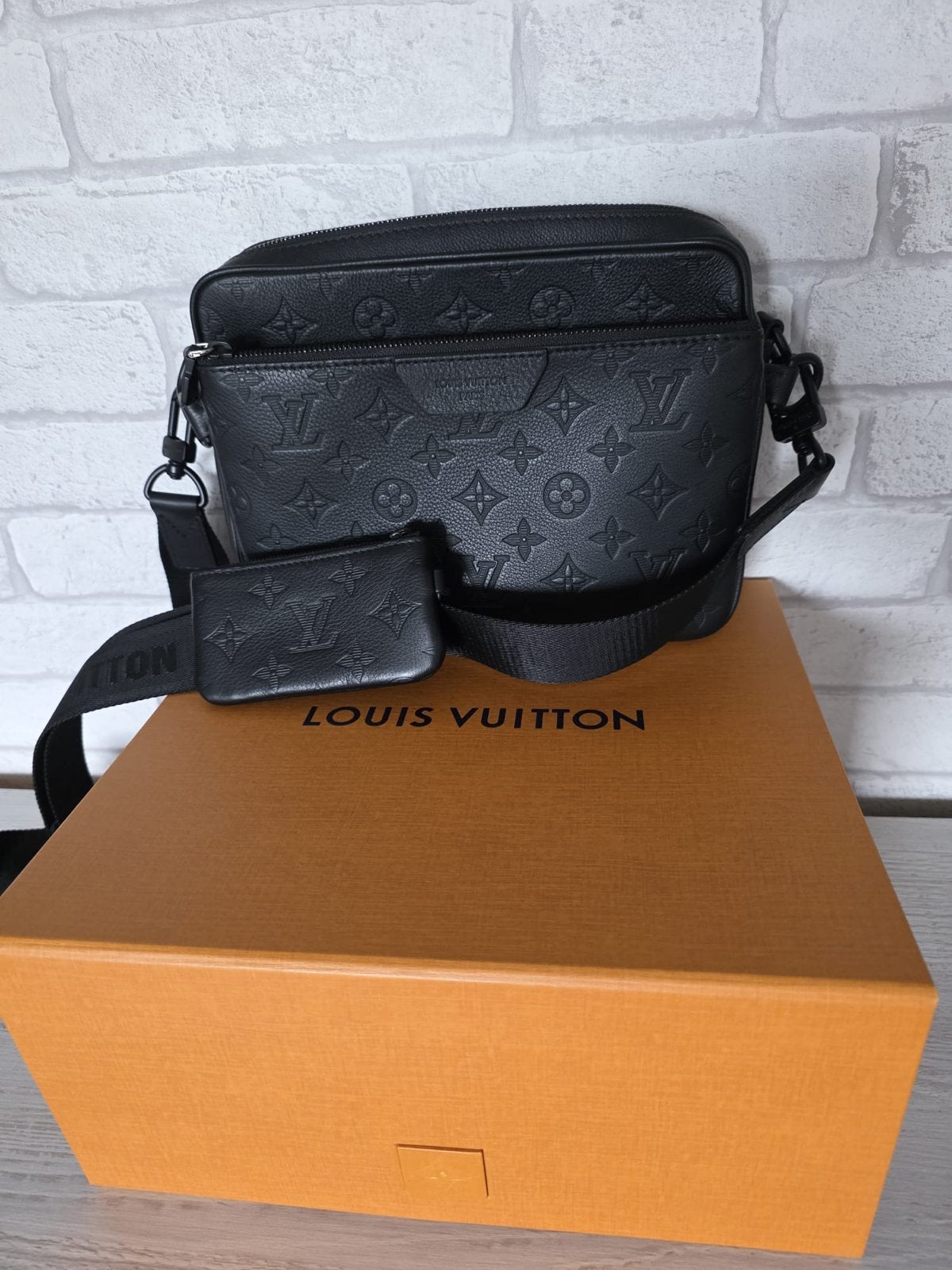 Louis Vuitton Outdoor Messenger Tas Zwart Leer, Sieraden, Tassen en Uiterlijk, Tassen | Schoudertassen, Zo goed als nieuw, Overige merken