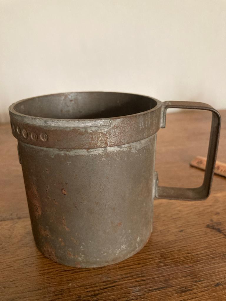 Antieke metalen maatbeker - 1/2 liter, Ophalen of Verzenden