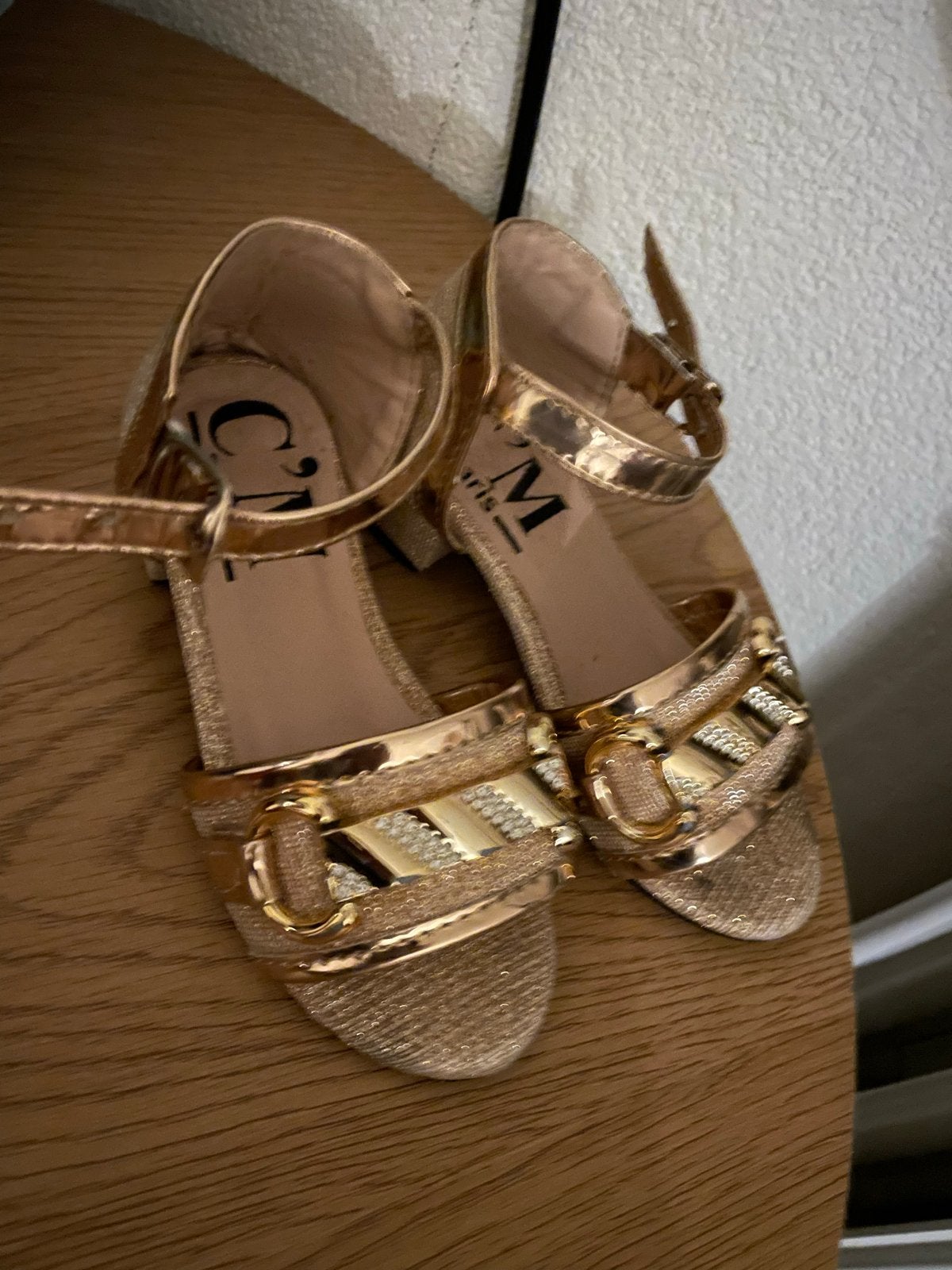 Gouden sandalen met hakje, Kinderen en Baby's, Carnavalskleding en Verkleedspullen, Ophalen, Gebruikt, Meisje
