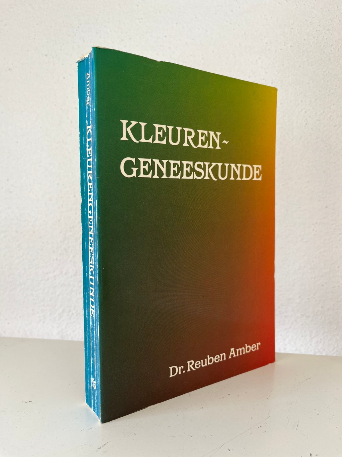 Kleurengeneeskunde - Reuben Amber - kleuren chakra, Ophalen of Verzenden, Zo goed als nieuw