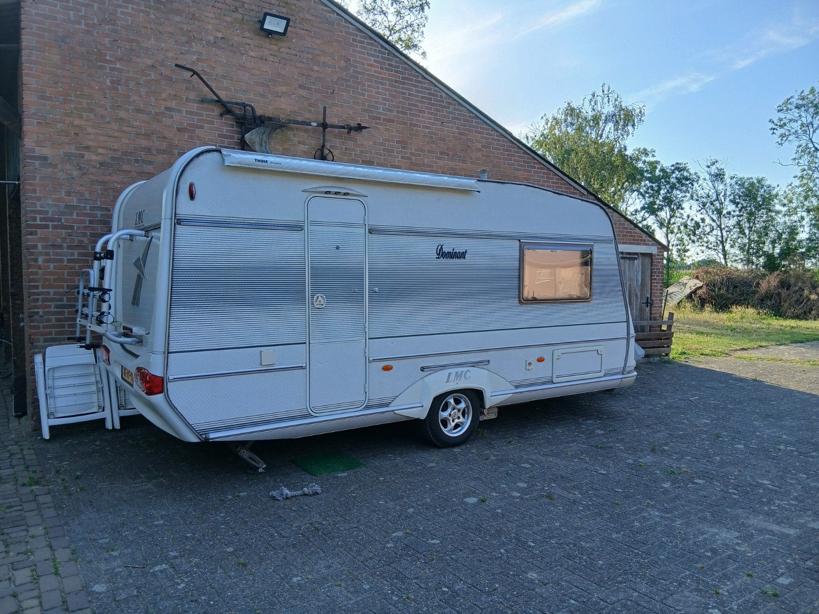 LMC Dominant Caravan met Fietsenrek en Luifel met voortent, Caravans en Kamperen, Caravans, Standaardzit, Omvormbare zithoek, Tot en met 3