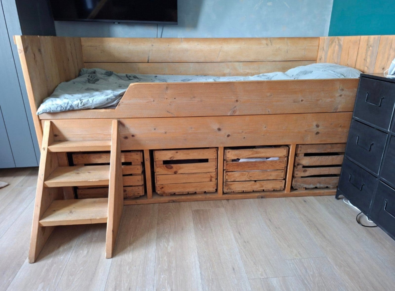 Steigerhouten eenpersoonsbed met opbergkisten en trapje, Ophalen, Gebruikt, 90 cm, Eenpersoons