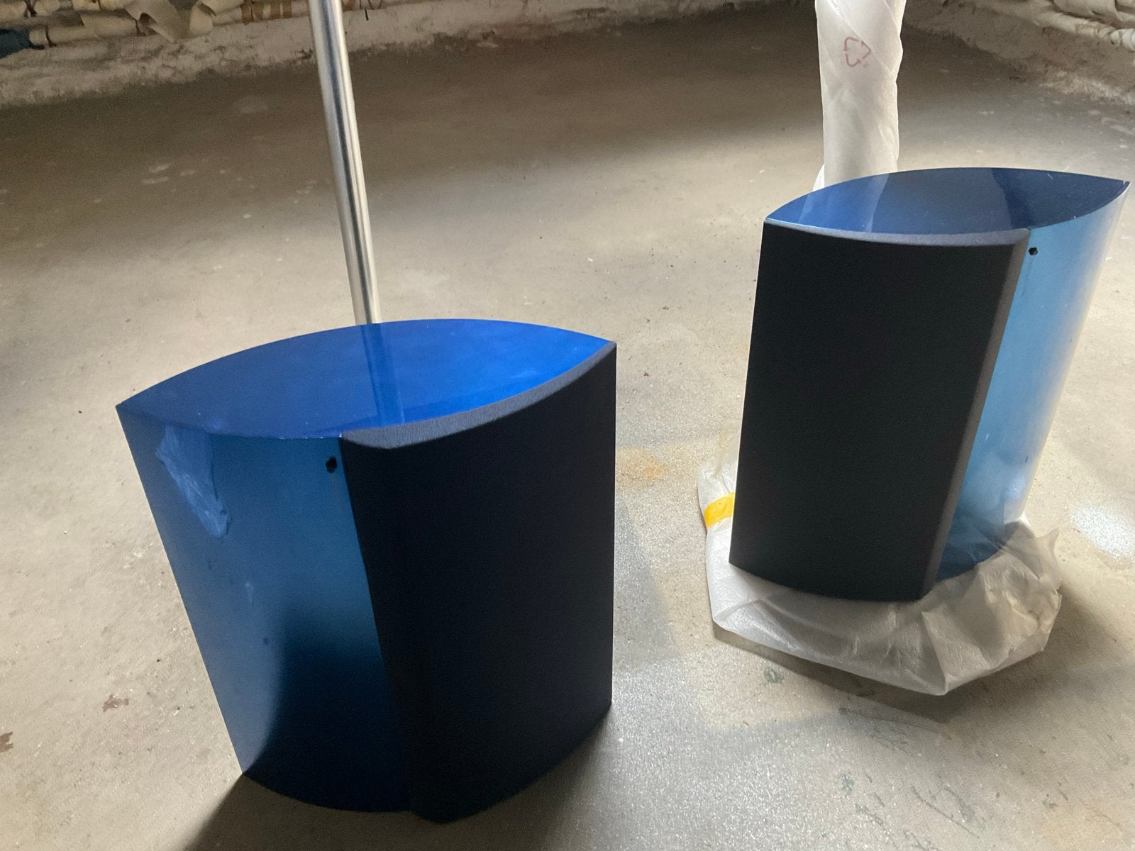 Bang & Olufsen speakers met chroom standaard - Blauw/Zwart, Stereo speakers, Inclusief standaarden, Ophalen of Verzenden, Zo goed als nieuw