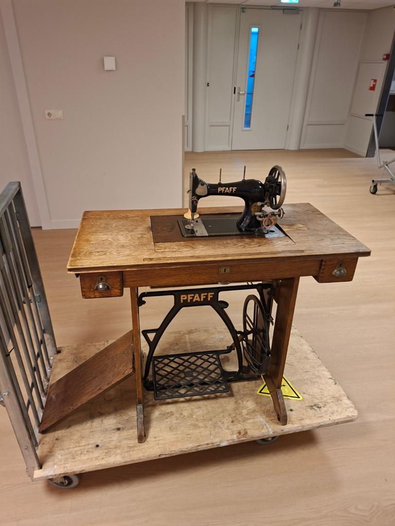 Antieke PFAFF Naaimachine met Houten Tafel, Ophalen