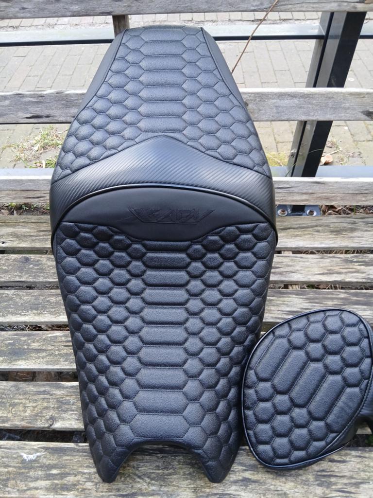 HONDA X-ADV 750 CUSTOM ZADEL 2025-2026 INCL. RUGSTEUN HOES, Motoren, Ophalen of Verzenden, Luxurycustomseats, Luxurycustomseats@gmail.com