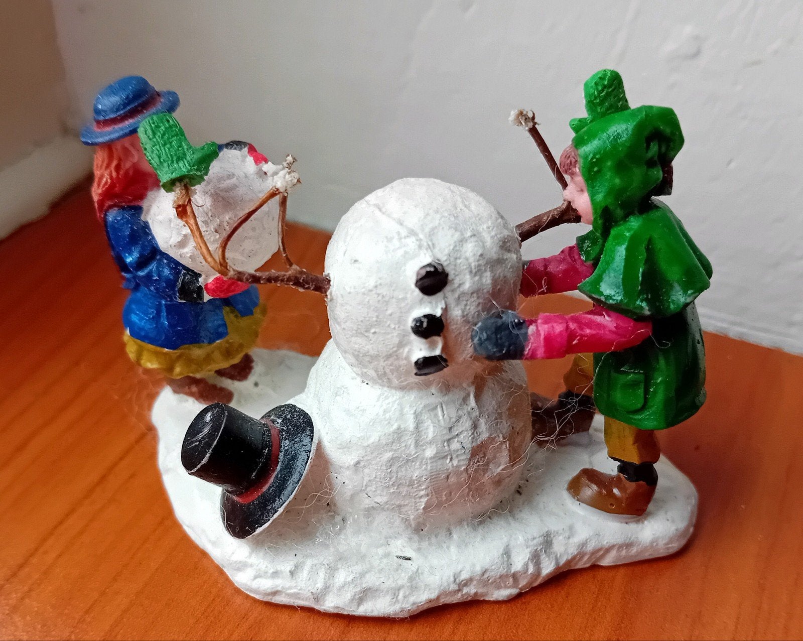 Lemax making a friend, retired, Lemax figuur Kerstdorp, Ophalen of Verzenden