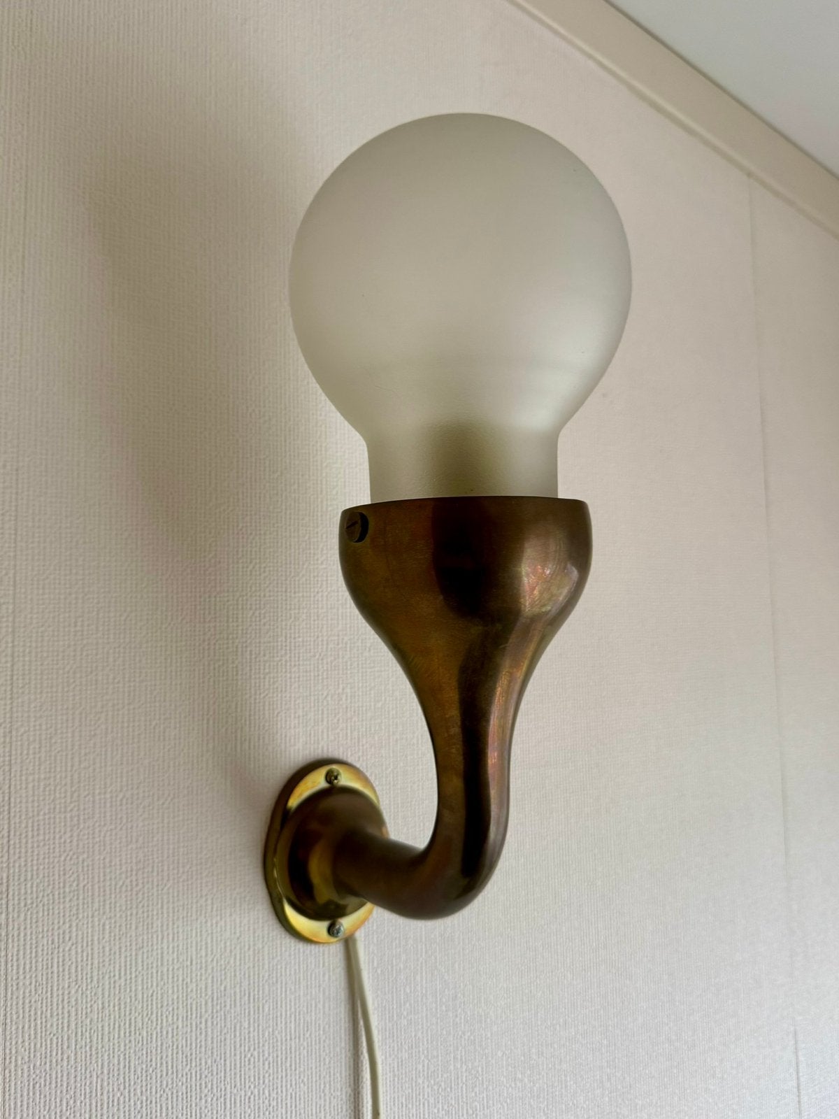 Wandlampje van metaal met wit opaal glas, Ophalen of Verzenden, Gebruikt, Wandlamp