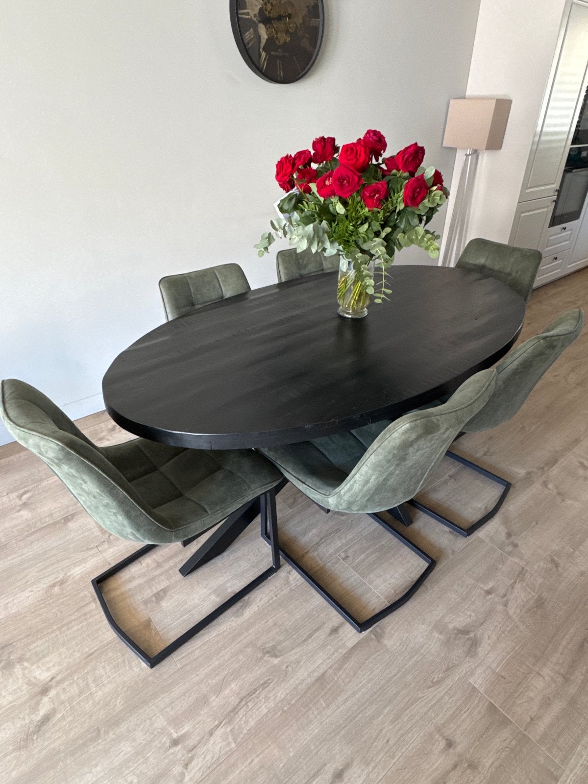 In nieuwstaat Ovale Zwarte tafel met 6 Olijfgroene stoelen, Huis en Inrichting, Tafels | Eettafels, Ophalen, 50 tot 100 cm, Zo goed als nieuw