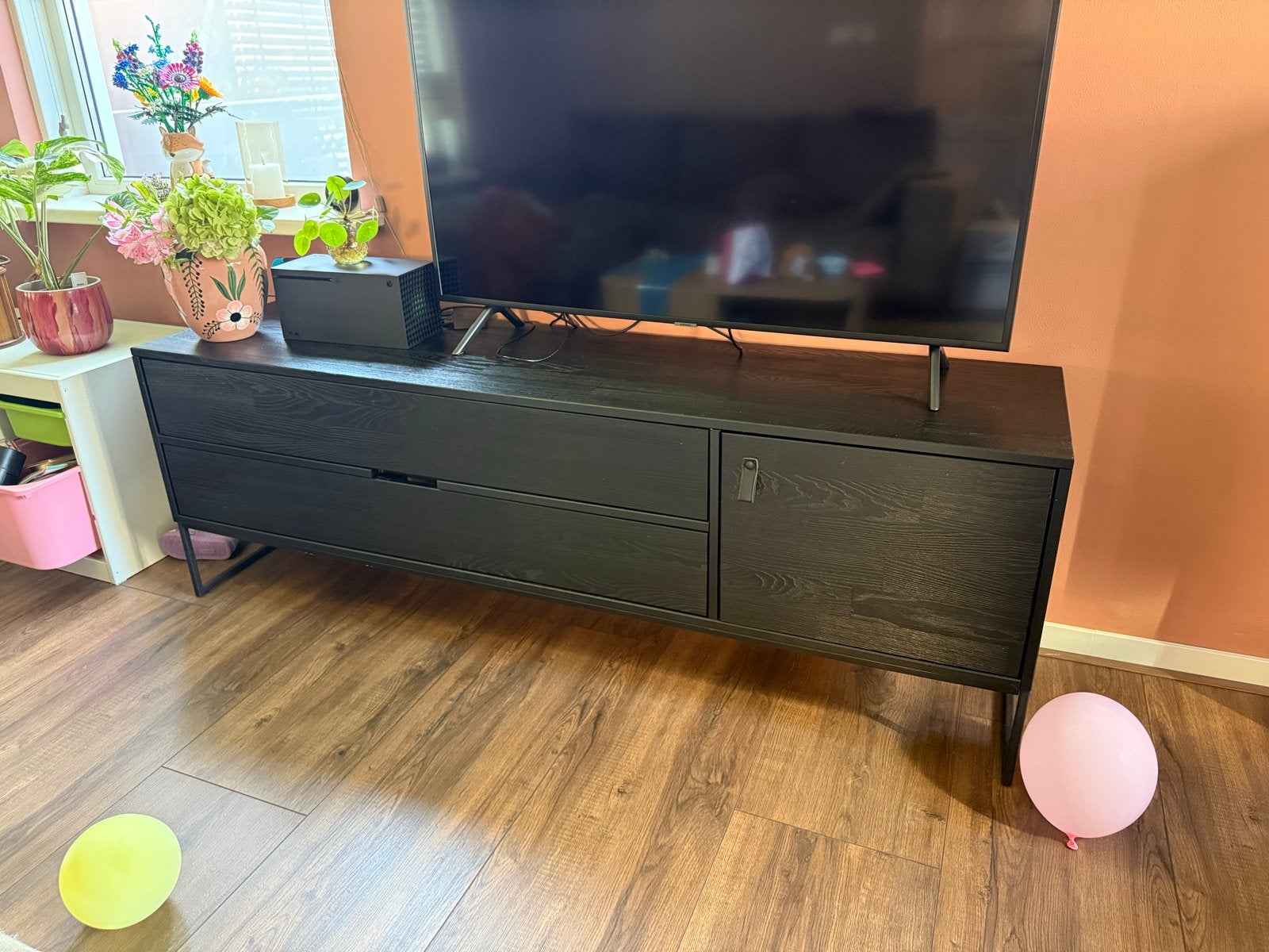 Zwart TV-meubel van Woood, Ophalen, 150 tot 200 cm, Zo goed als nieuw, Minder dan 100 cm