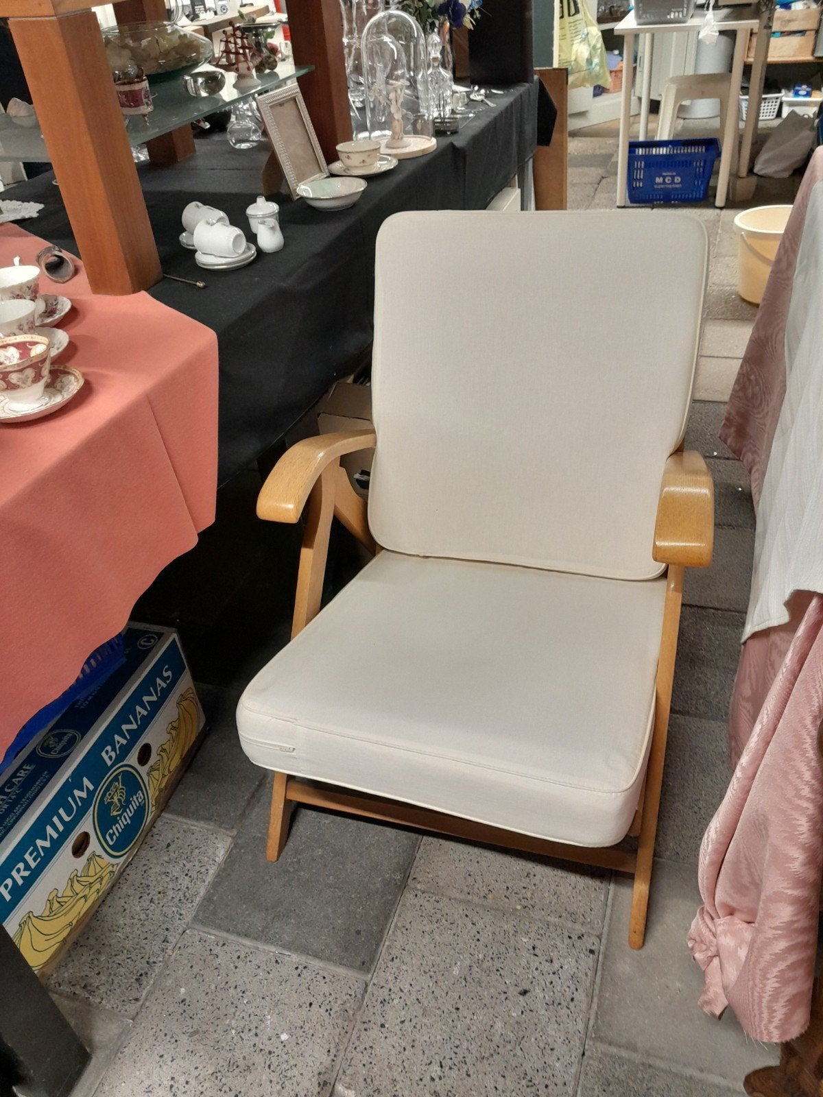 Comfortabele houten stoel met crèmekleurige kussens, Ophalen, Gebruikt, Eén