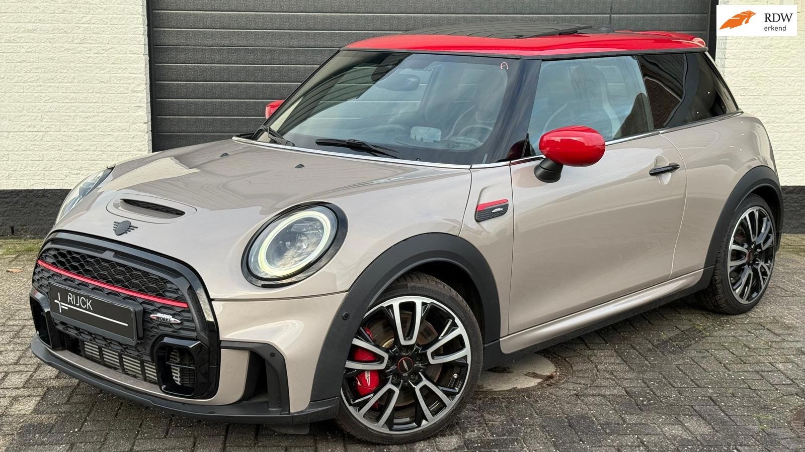 Mini 3-Deurs 2.0 John Cooper Works JCW Pack | Pano | HUD | C, 1998 cc, Gebruikt, Zwart, 4 cilinders