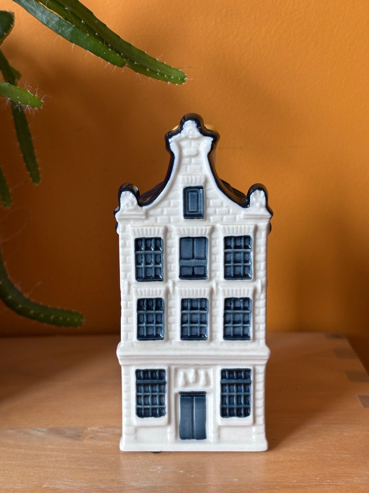 KLM Delfts blauw huisje nr. 80 - Gevuld met jenever, Verzamelen, KLM Huisjes, Ophalen of Verzenden, Nieuw, 61 t/m 80, Gevuld