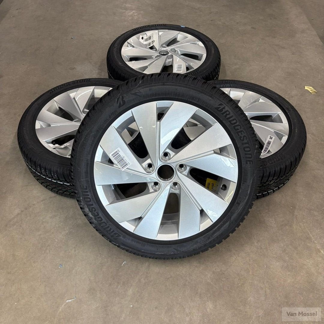 VW Golf 8 Bridgestone Blizzak LM005 205/50/R17 93H, Gebruikt, -, -, Banden en Velgen