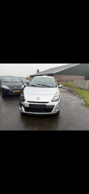 Renault Clio 1.5 dCi Collection SCHADE MOTOR OKE EURO5, Renault, Zilver of Grijs, Hatchback, 1461 cc