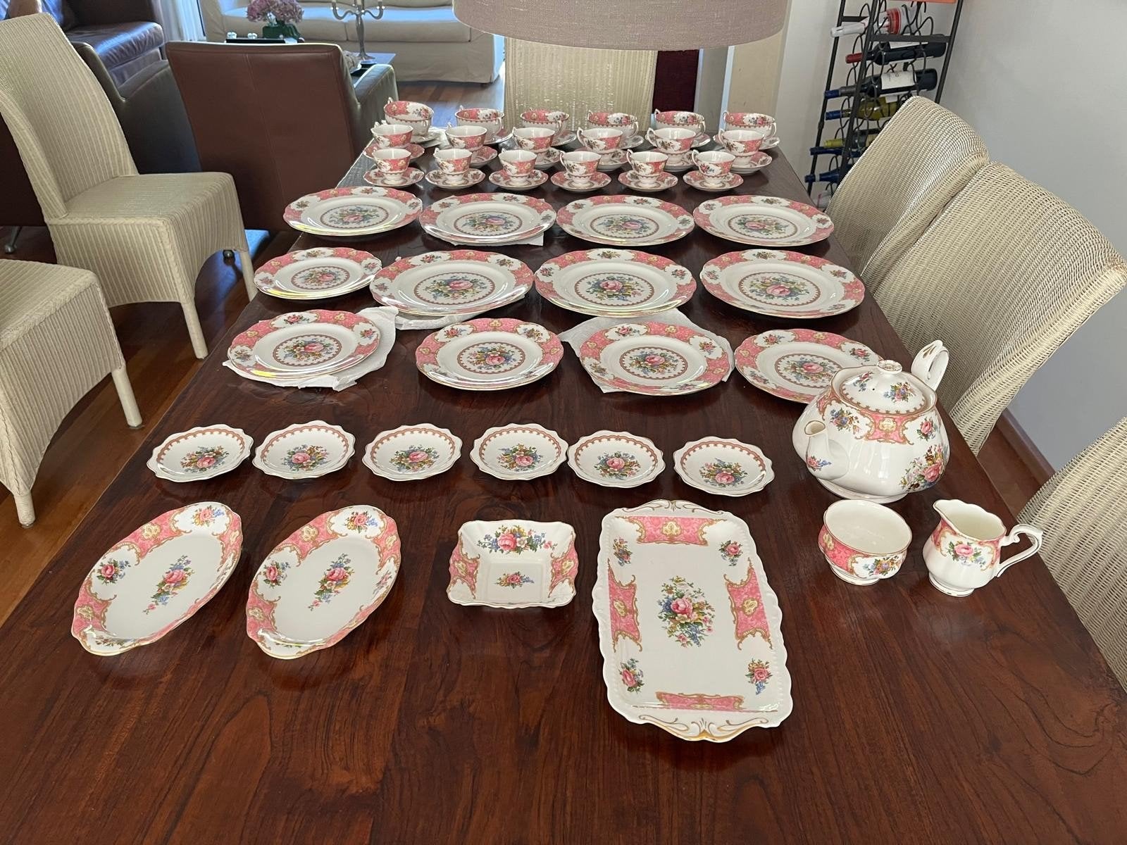Prachtig Royal Albert Lady Carlyle Servies met Rozenmotief, Ophalen