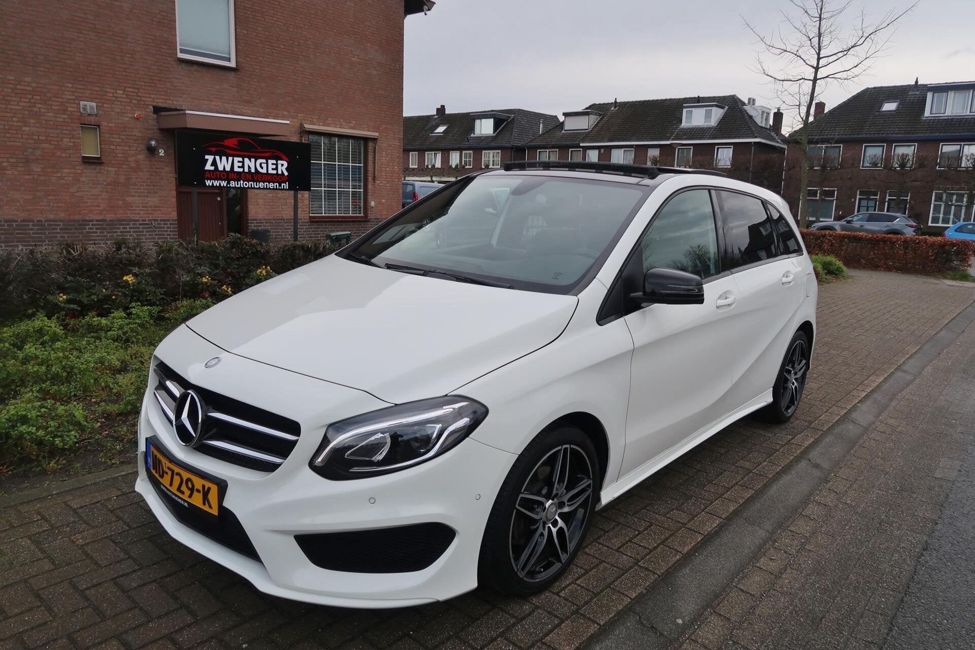 Mercedes B-klasse 180 AMG|PANORAMADAK|FACELIFT|NAVIGATIE|BLU, Auto's, Voorwielaandrijving, Gebruikt, 4 cilinders, Handgeschakeld