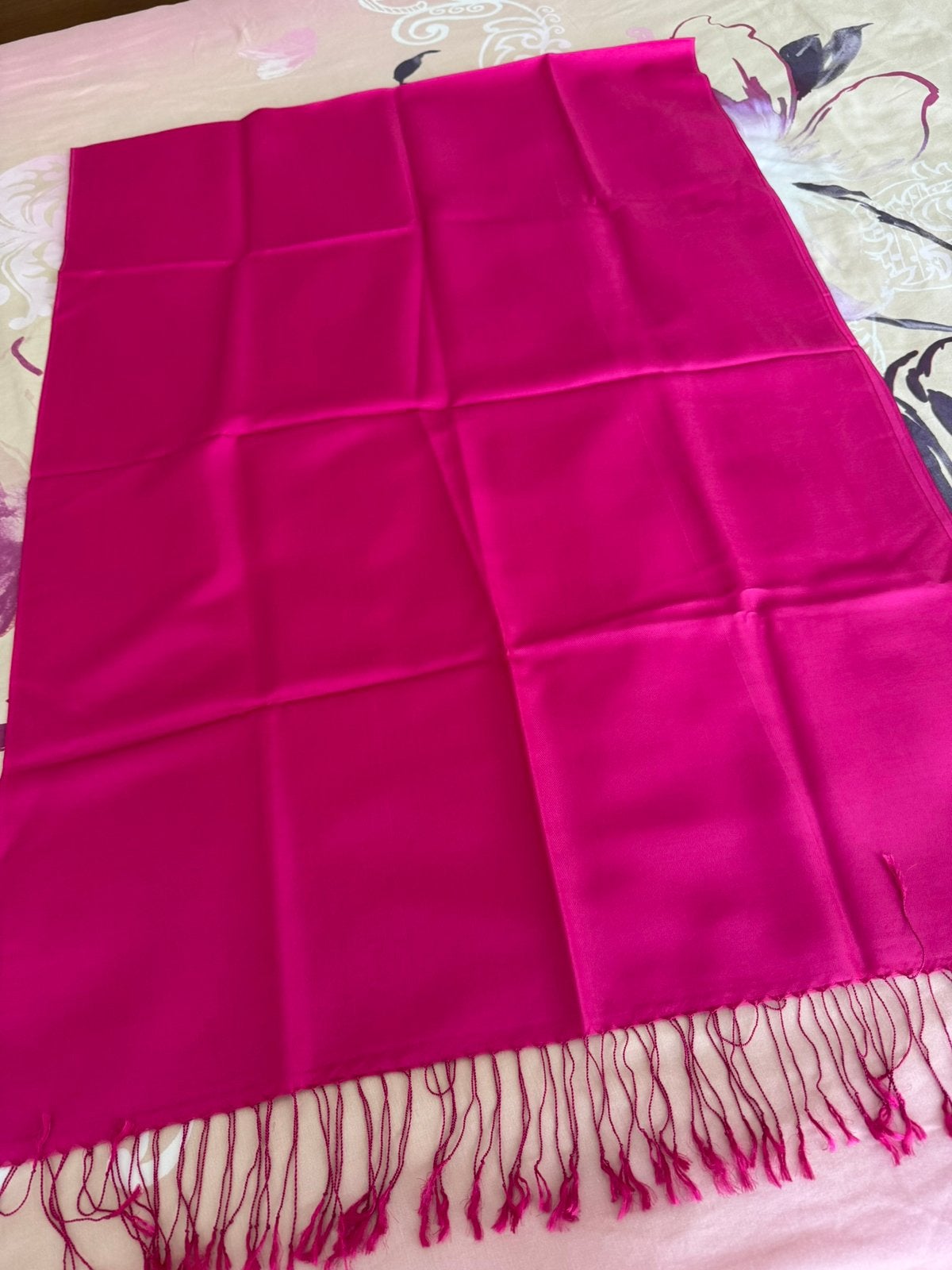 Mooie roze zijde sjaal. Afmetingen 186x70 cm., Kleding | Dames, Ophalen of Verzenden, Zo goed als nieuw, Maat 46/48 (XL) of groter