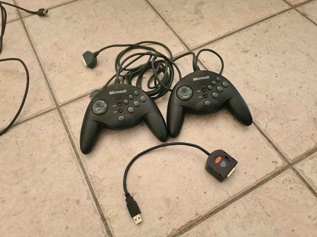 2 stuks microsoft sidewinder game pads met 1 usb adapter, Ophalen of Verzenden, Gebruikt, Microsoft