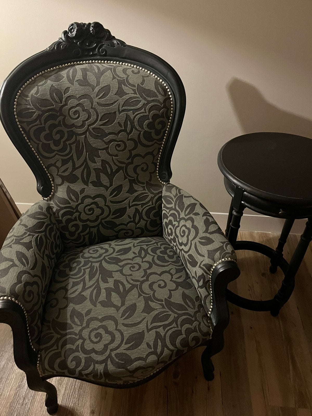 Mooie barokstoel opnieuw bekleed met bijzettafel, Ophalen, Hout, Gebruikt, 75 tot 100 cm