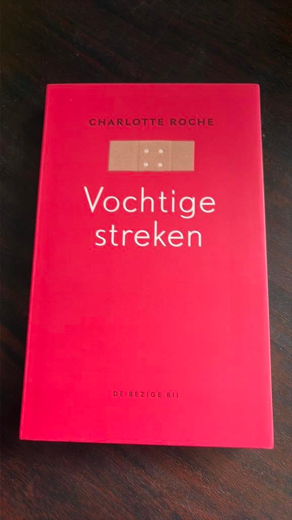 Vochtige streken - Charlotte Roche, Boeken, Gelezen, Charlotte Roche, Ophalen of Verzenden, Nederland