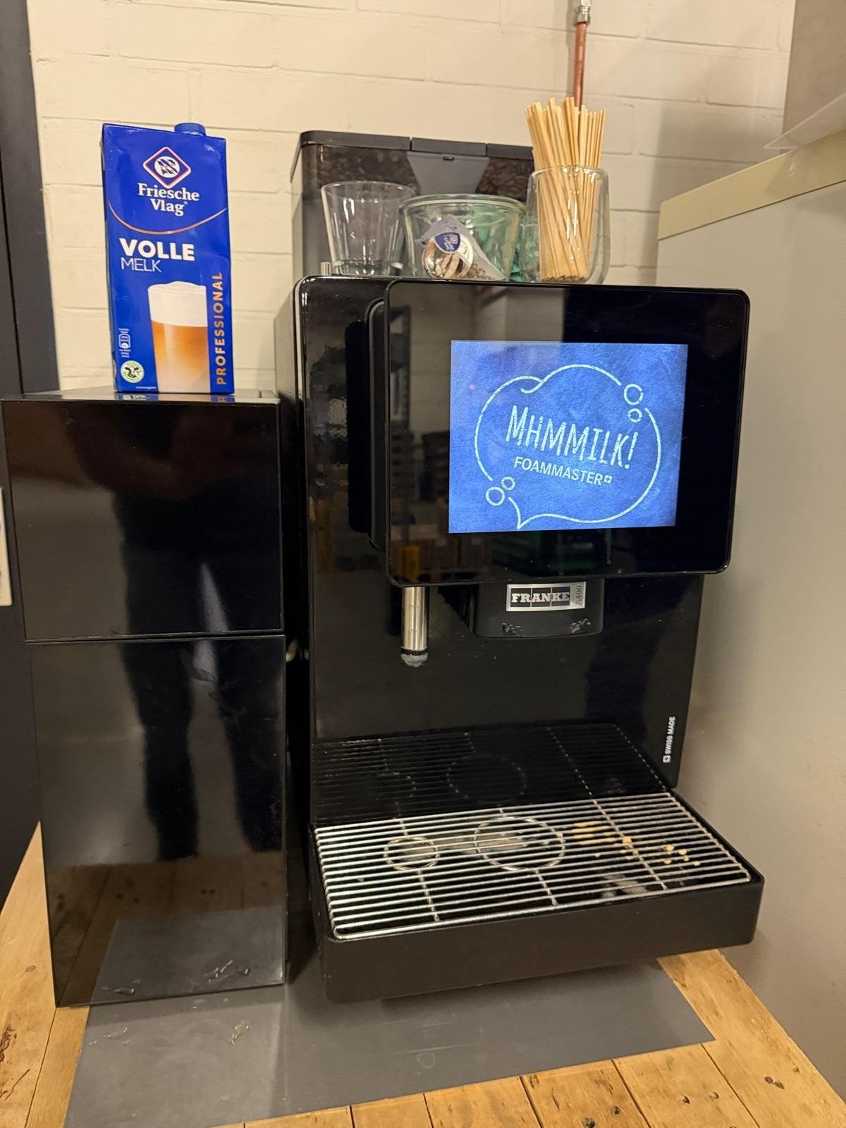 Franke A400 MS Koffiemachine met Melkkoeler, Gebruikt, 10 kopjes of meer, Koffiemachine, Afneembaar waterreservoir