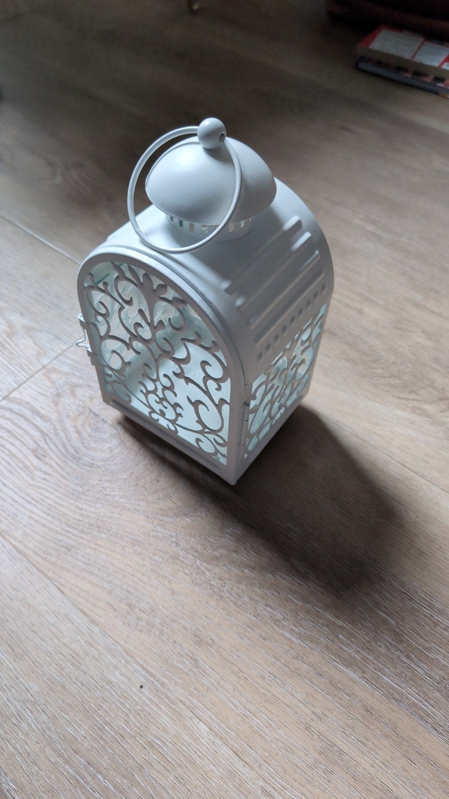 Witte metalen lantaarn met sierlijke patronen, Ophalen, Lantaarn, Wit, Zo goed als nieuw