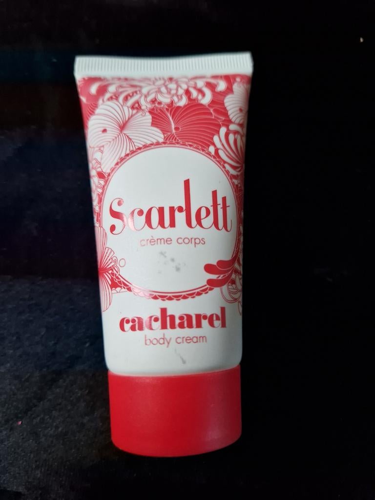 Scarlett Cacharel Bodylotion 50 ml | Cacharel Scarlett, Ophalen of Verzenden, Nieuw, Bodylotion, Crème of Olie