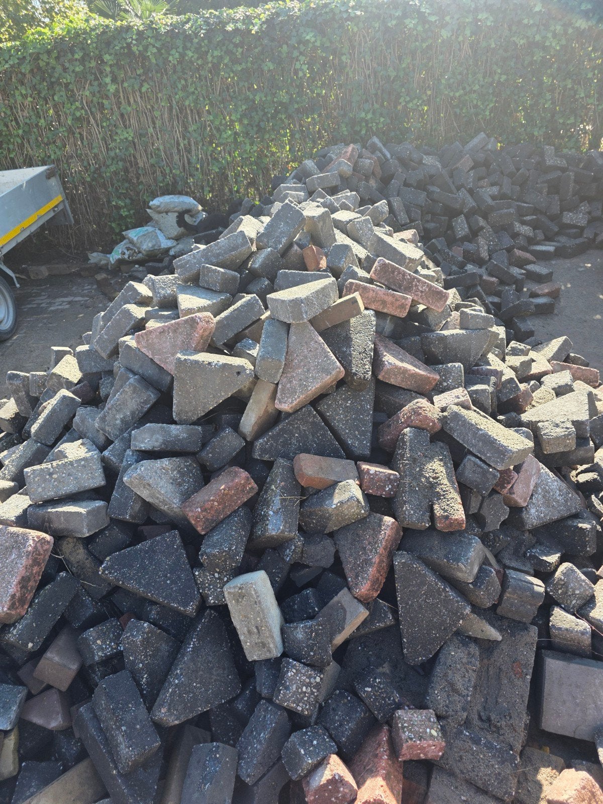 Gratis BKK stenen af te halen, laden met shovel mogelijk, Tuin en Terras, Gebruikt, Klinkers, Ophalen of Verzenden, 10 m² of meer