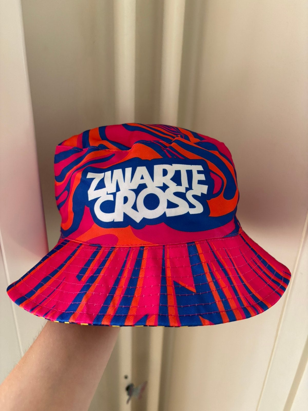 Reversible Bucket Hat – Zwarte Cross Festival Hoed, Ophalen of Verzenden, Nieuw, One size fits all