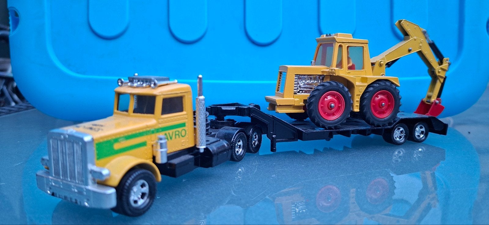 Matchbox vrachtwagen met dieplader en GRAAFMACHINE BIEDEN, Ophalen of Verzenden, Gebruikt, Overige merken