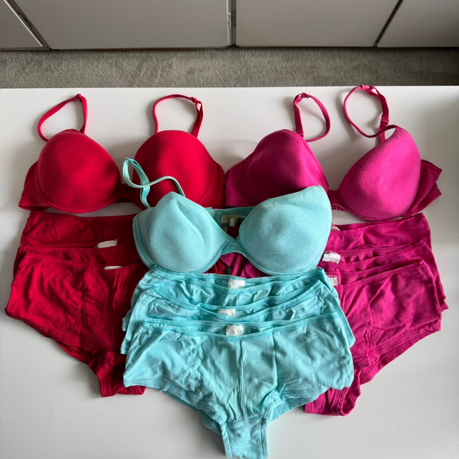 Drie setjes lingerie maat 80B en slips M, Verzenden, Meerkleurig, Setje
