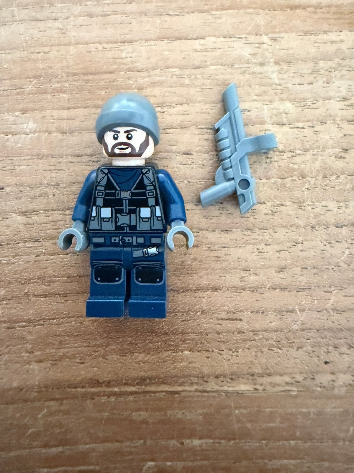 LEGO Jurassic World ACU Guard jw018 met geweer, Jurassic World, Lego, Ophalen of Verzenden, Zo goed als nieuw