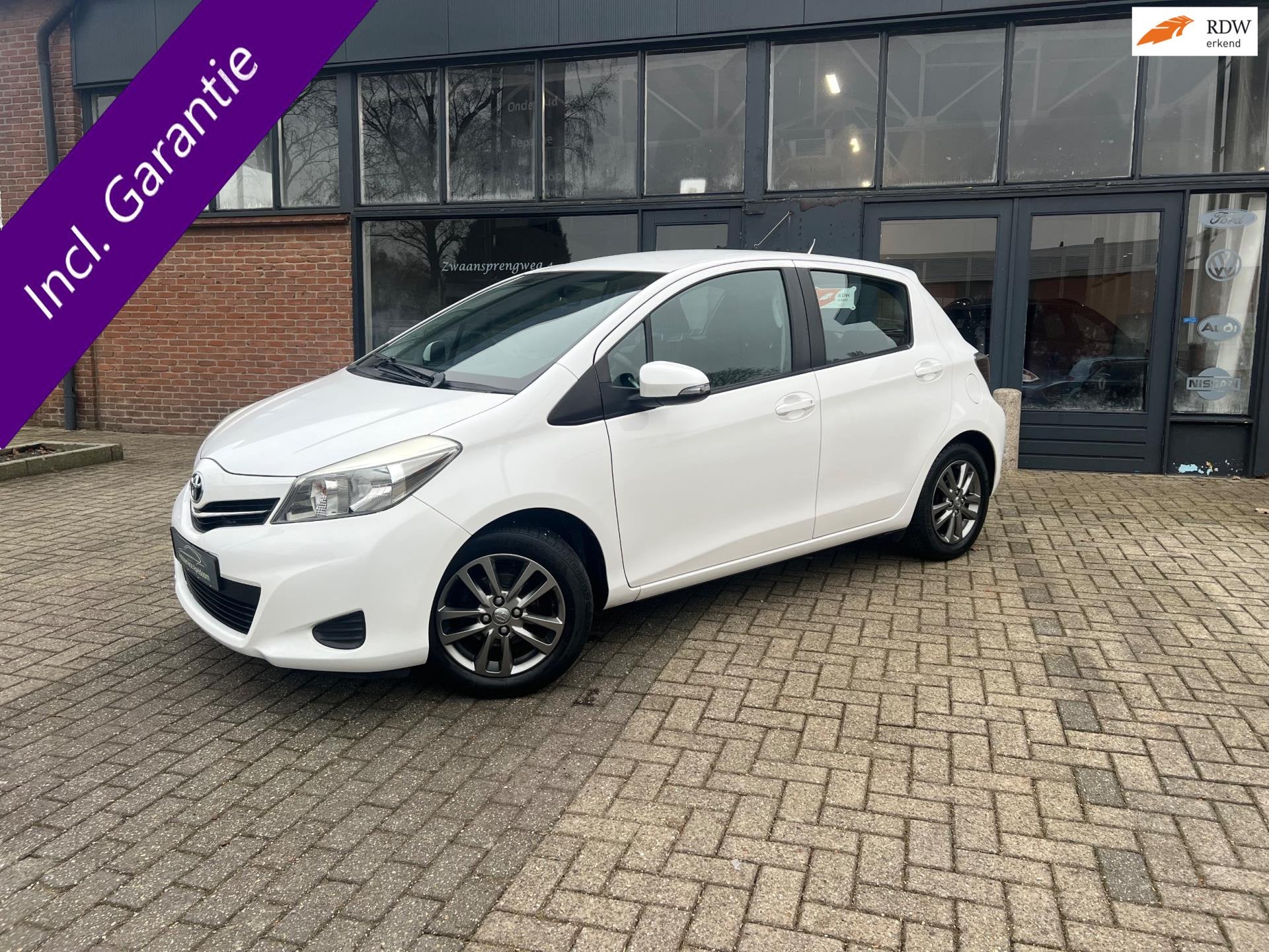 Toyota Yaris 1.3 VVT-i Aspiration, Airco, Navi, Sport, Voorwielaandrijving, Stof, Gebruikt, Zwart